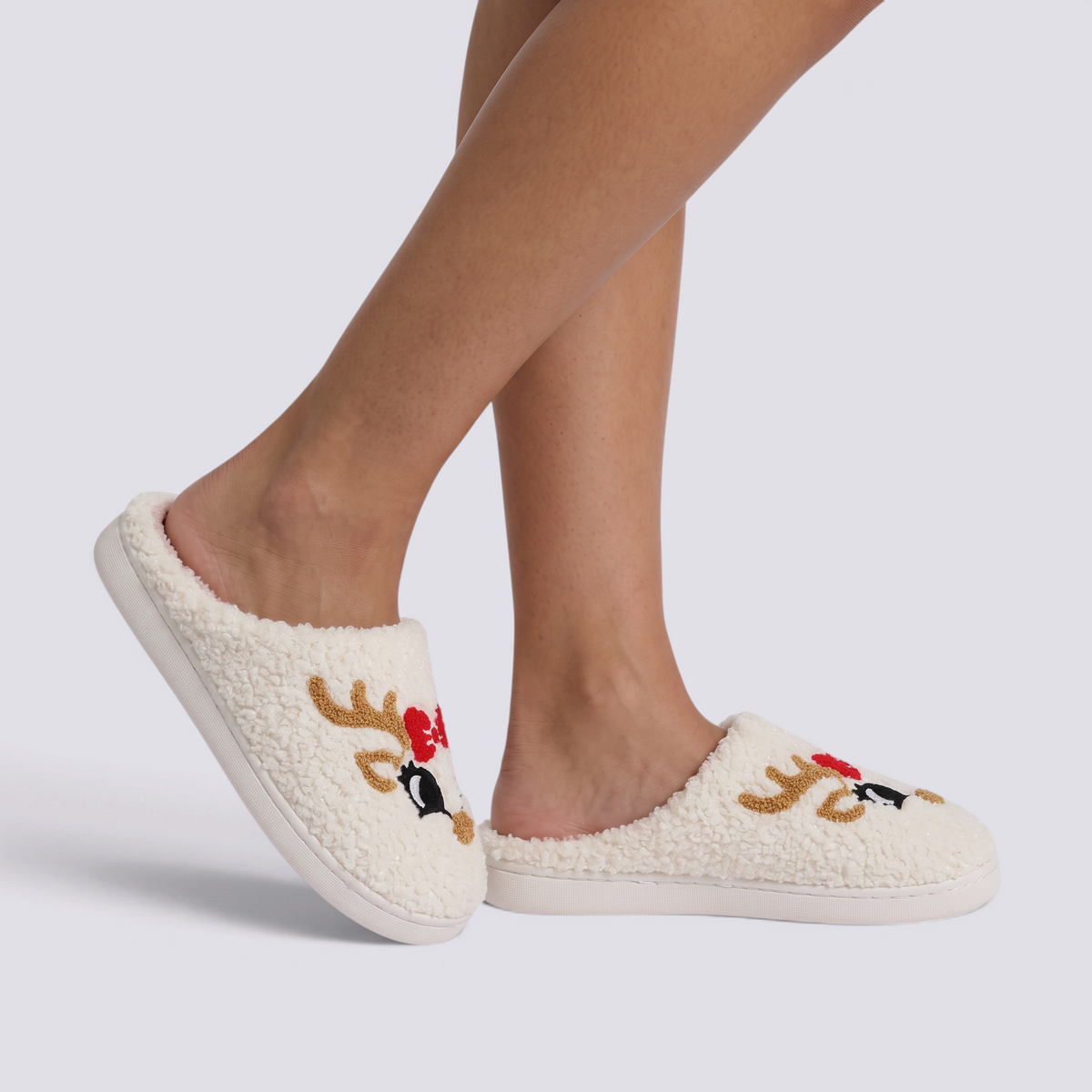 Zapatillas de casa mujer borreguito con motivo de cierva con lazo rojo, vista lateral