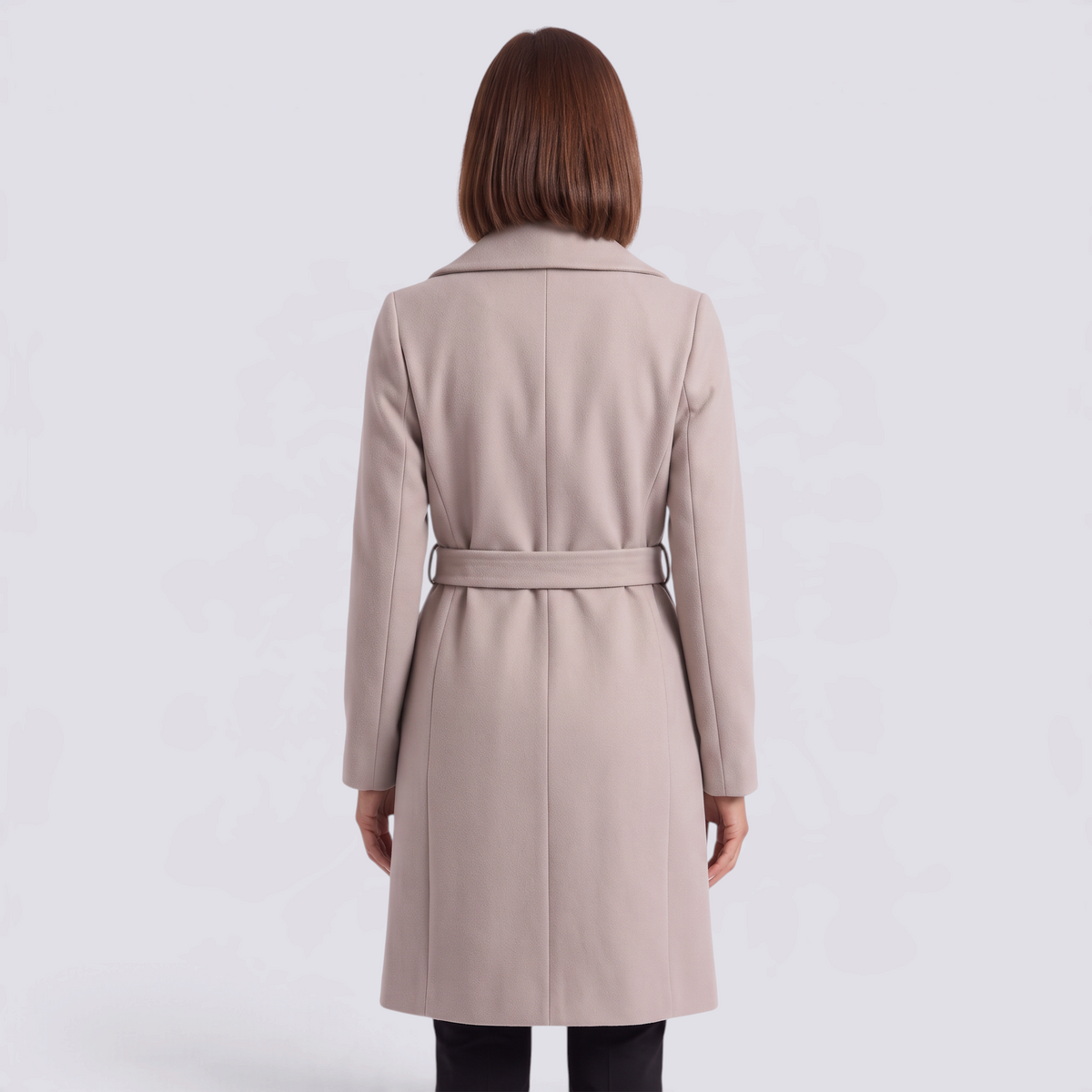 Abrigo largo de mujer estilo batín con solapa ancha y cinturón en color beige, vista trasera
