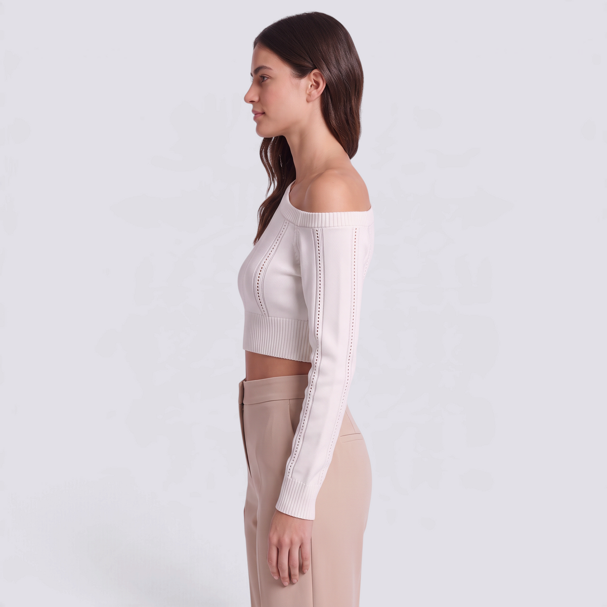 Jersey corto de mujer con hombro descubierto en blanco, vista lateral