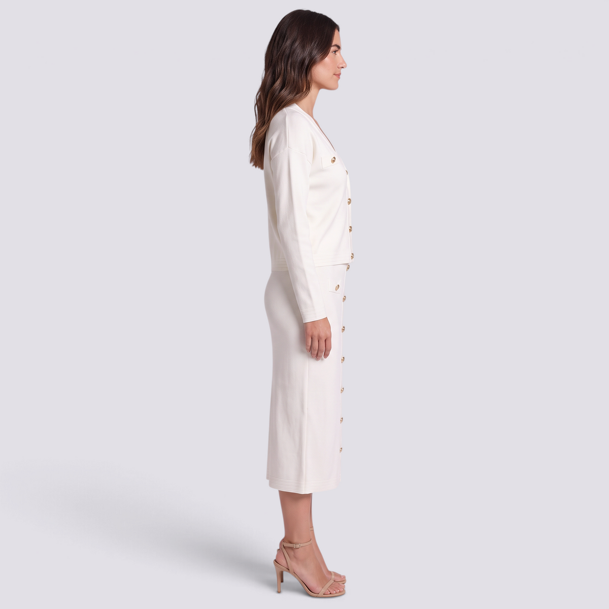 Conjunto mujer cárdigan y falda midi con botones dorados en color Blanco, vista lateral