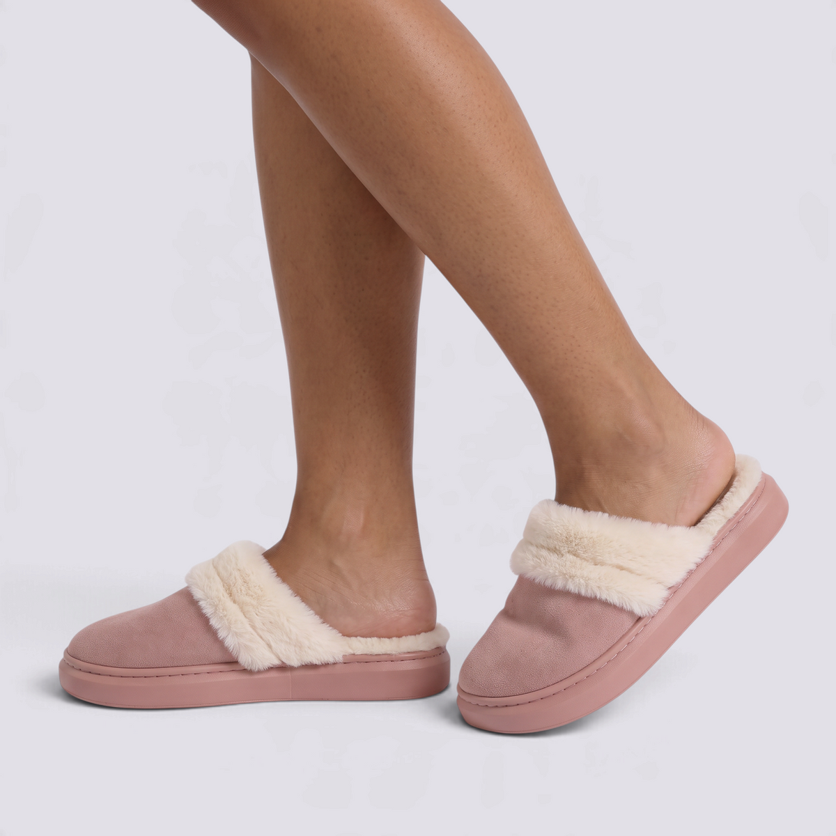 Zapatillas de casa mujer rosa con ribete de peluche suave y suela gruesa, vista lateral