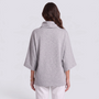 Poncho mujer gris de cuello alto con mangas murciélago, vista trasera