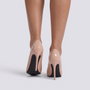 Zapatos de salón mujer tacón aguja efecto charol en color nude, vista trasera