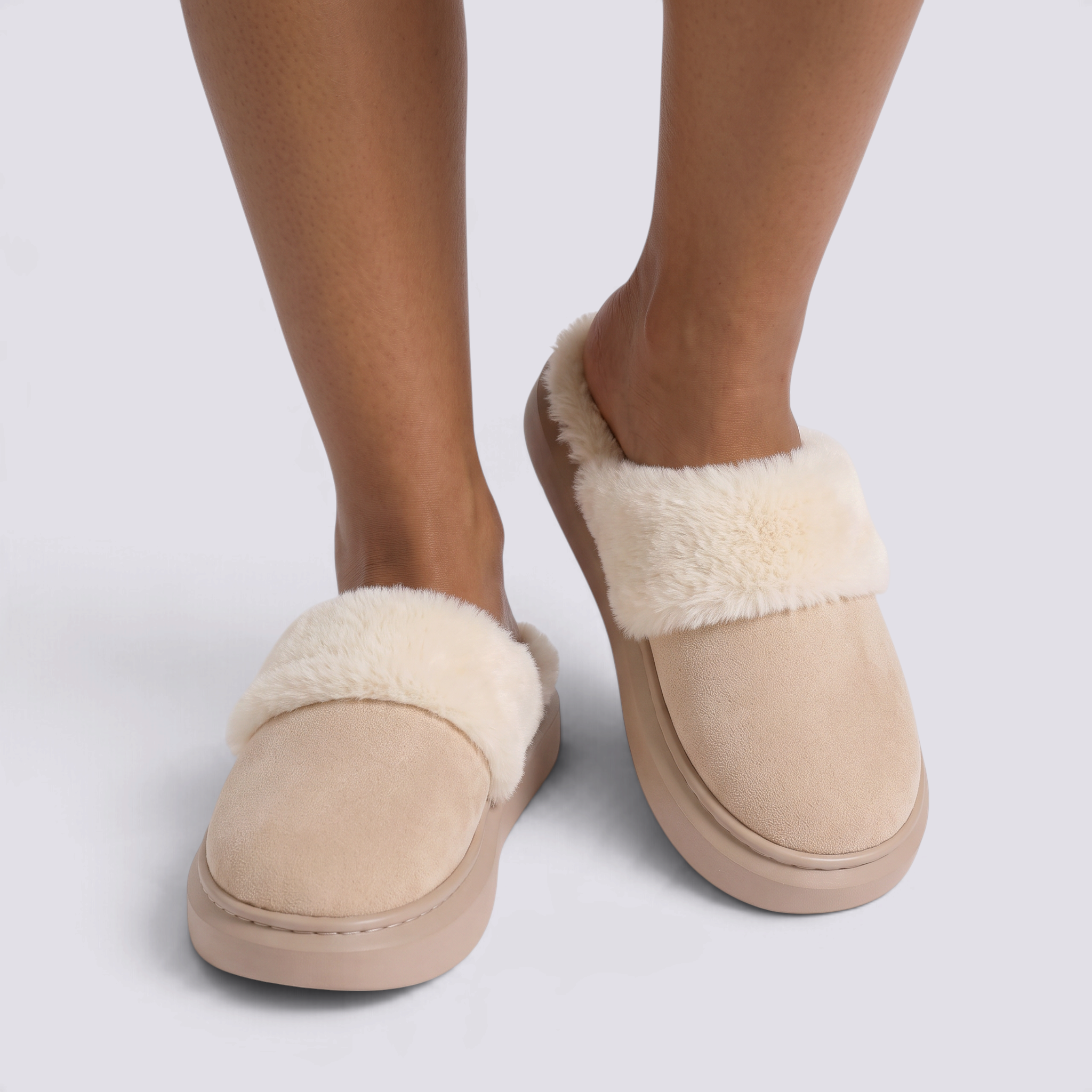 Zapatillas de casa mujer beige con ribete de peluche suave y suela gruesa, vista frontal