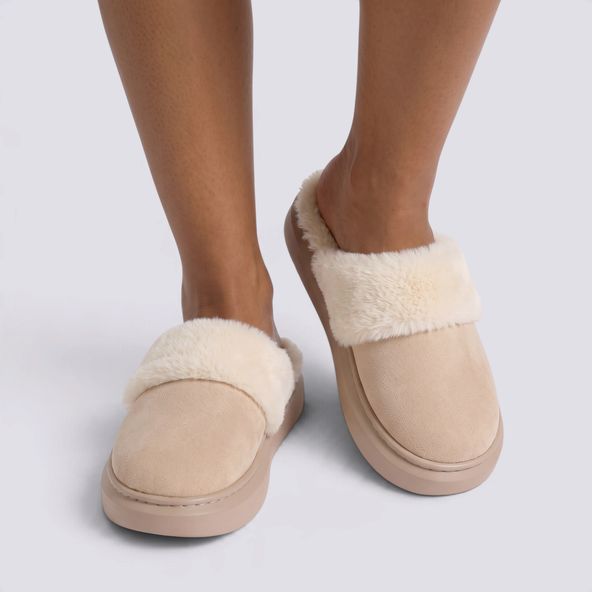 Zapatillas de casa mujer beige con ribete de peluche suave y suela gruesa, vista frontal
