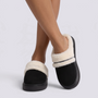 Zapatillas de casa mujer negras con ribete de peluche suave y suela gruesa, vista frontal