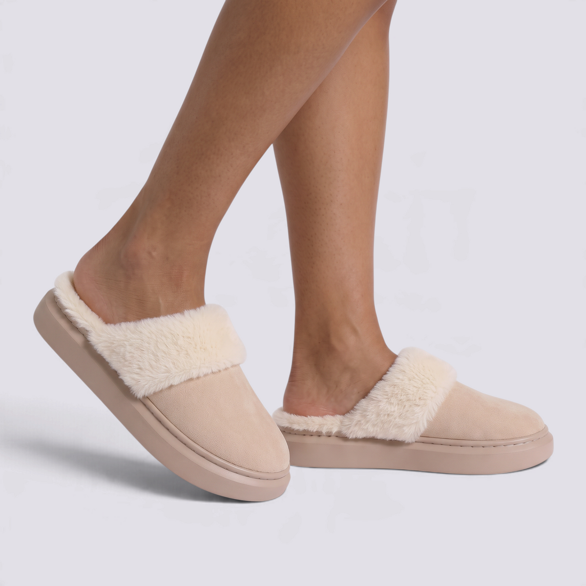 Zapatillas de casa mujer beige con ribete de peluche suave y suela gruesa, vista lateral