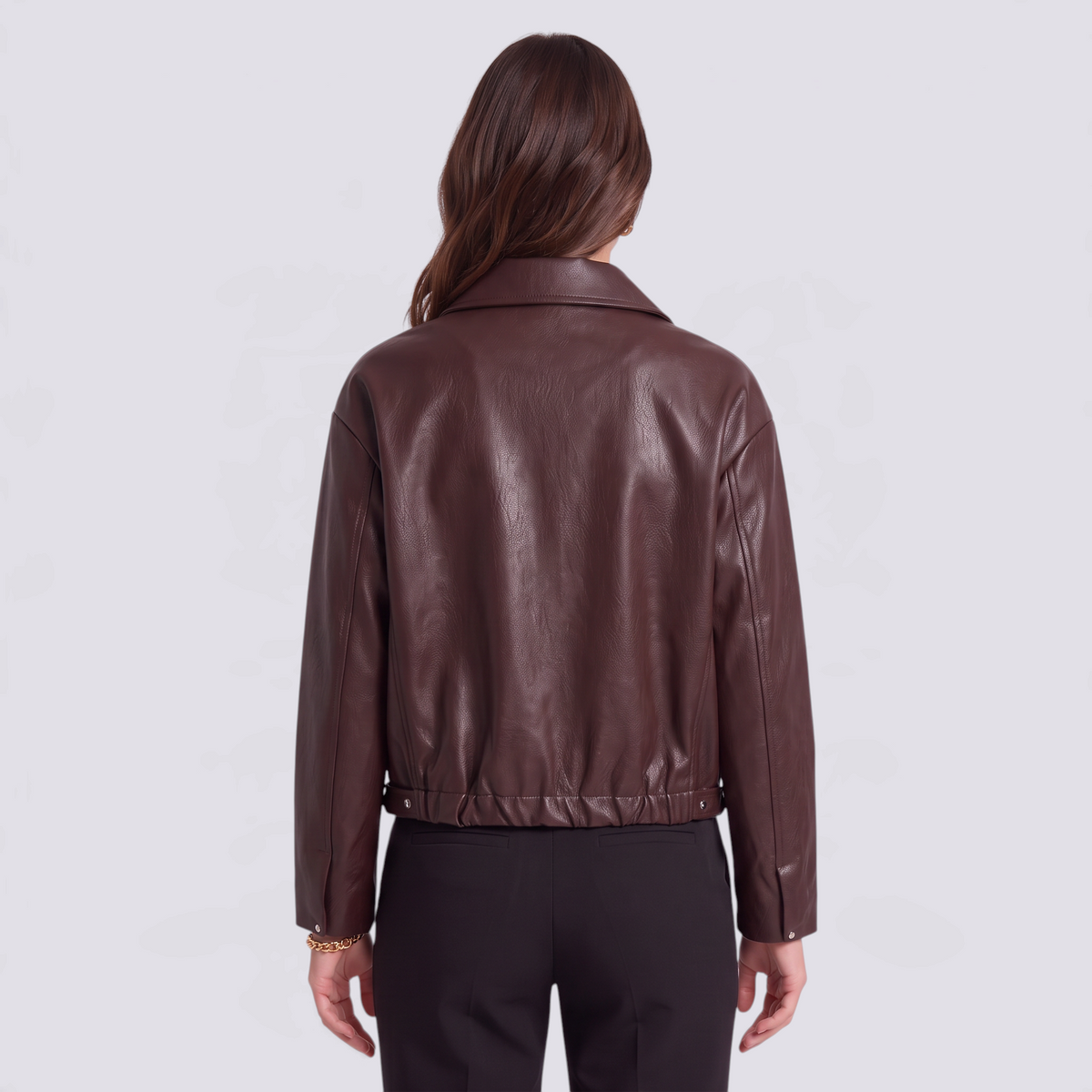 Cazadora mujer efecto piel burdeos con cuello camisero, vista trasera