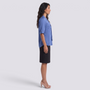 Blusa mujer cuello en V con lazo colgante y manga media en azul, vista lateral