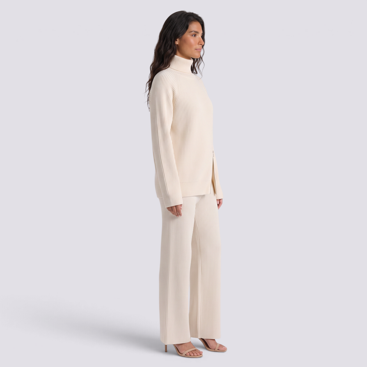 Conjunto de jersey de cuello alto con cremallera y pantalón ancho de punto crema, vista lateral