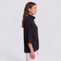 Poncho mujer negro de cuello alto cruzado con mangas murciélago, vista lateral