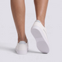 Zapatillas mujer casual con franja metalizada en color Blanco Plateado, vista trasera