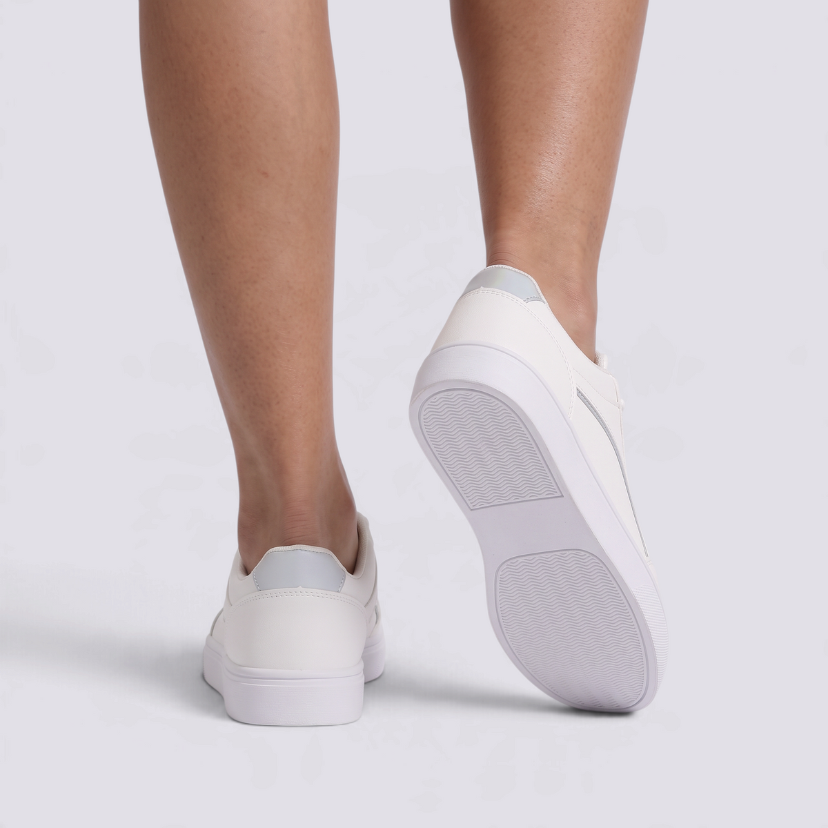 Zapatillas mujer casual con franja metalizada en color Blanco Plateado, vista trasera