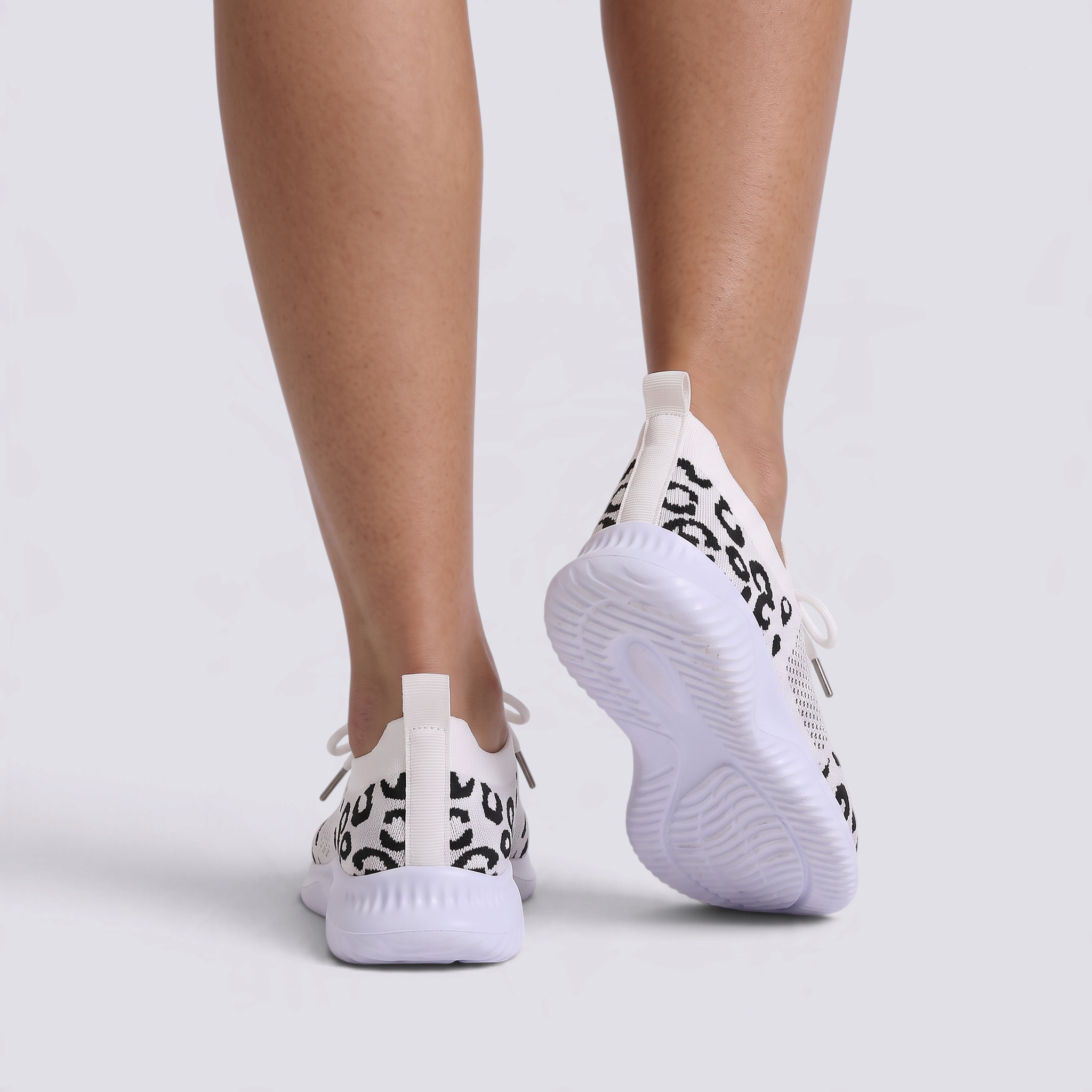 Zapatillas deportivas de mujer de punto con estampado leopardo negro, vista trasera