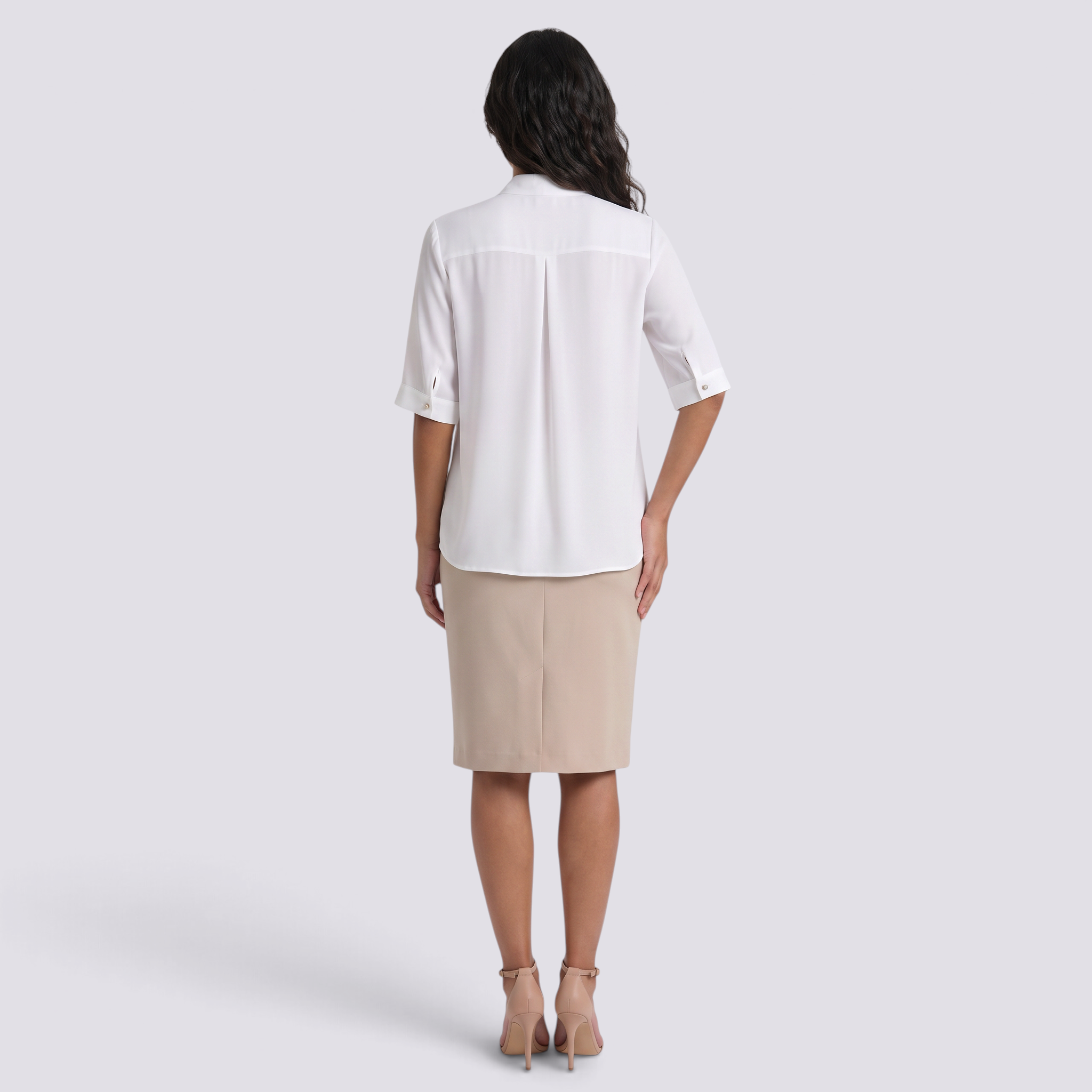 Blusa mujer cuello en V con lazo colgante y manga media en blanco, vista trasera
