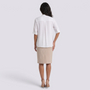 Blusa mujer cuello en V con lazo colgante y manga media en blanco, vista trasera