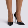 Zapatos de salón mujer tacón aguja efecto charol en color negro, vista frontal
