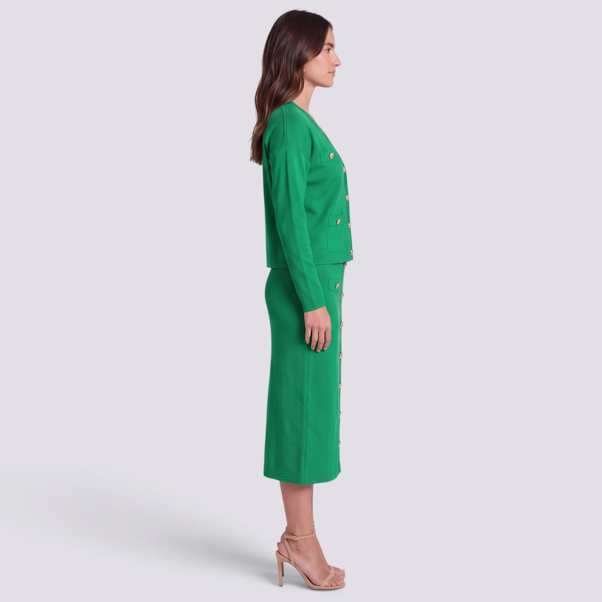 Conjunto mujer cárdigan y falda midi con botones dorados en color Verde, vista lateral