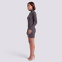 Vestido mini de punto canalé color gris con cuello alto, vista lateral