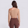 Jersey corto de mujer con hombro descubierto en beige, vista trasera