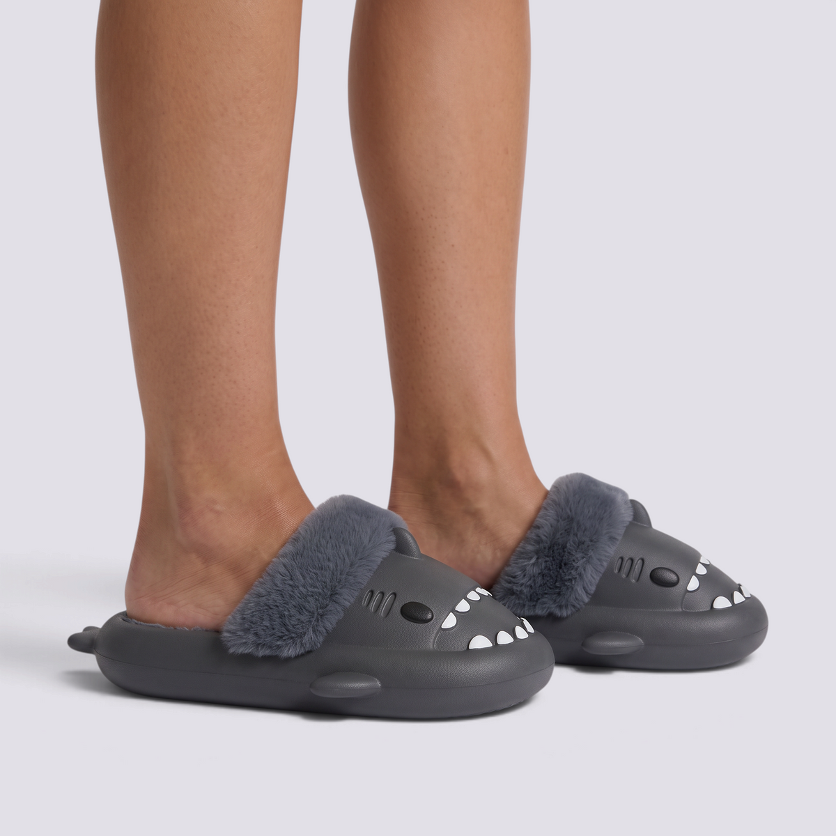 Zapatillas de casa mujer tiburón gris antracita con forro de peluche extraíble, vista lateral