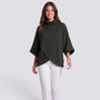 Poncho mujer verde oliva de cuello alto cruzado con mangas murciélago, vista frontal