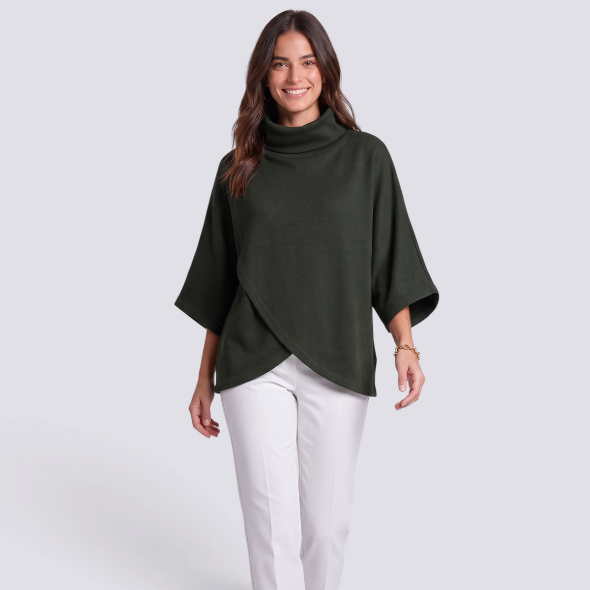 Poncho mujer verde oliva de cuello alto cruzado con mangas murciélago, vista frontal