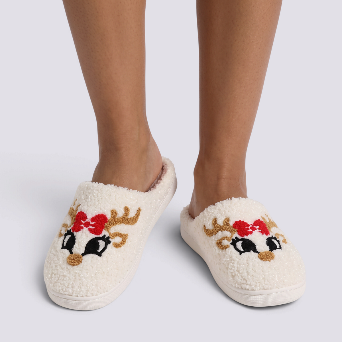 Zapatillas de casa mujer borreguito con motivo de cierva con lazo rojo, vista frontal