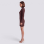 Vestido mini de punto canalé color marrón con cuello alto, vista lateral