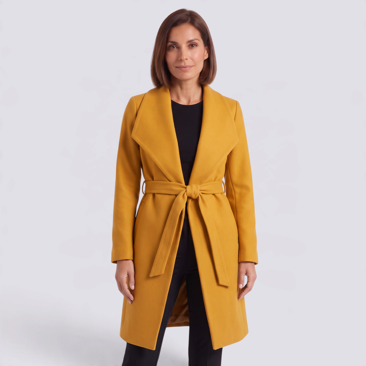 Abrigo largo de mujer estilo batín con solapa ancha y cinturón en color amarillo, vista frontal