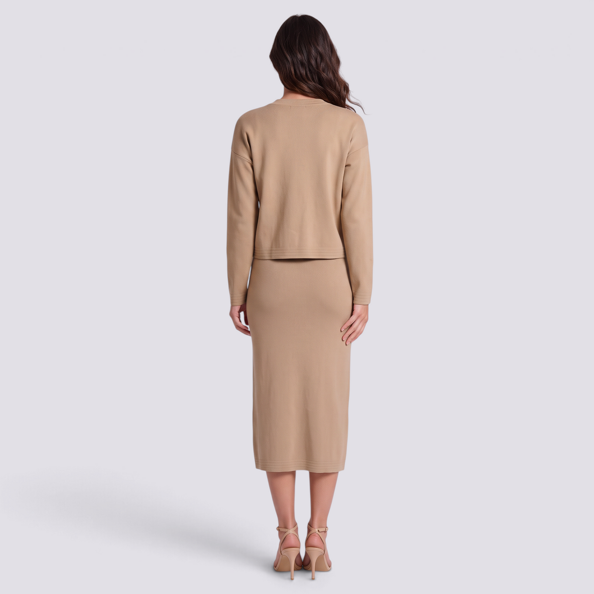 Conjunto mujer cárdigan y falda midi con botones dorados en color Caqui, vista trasera