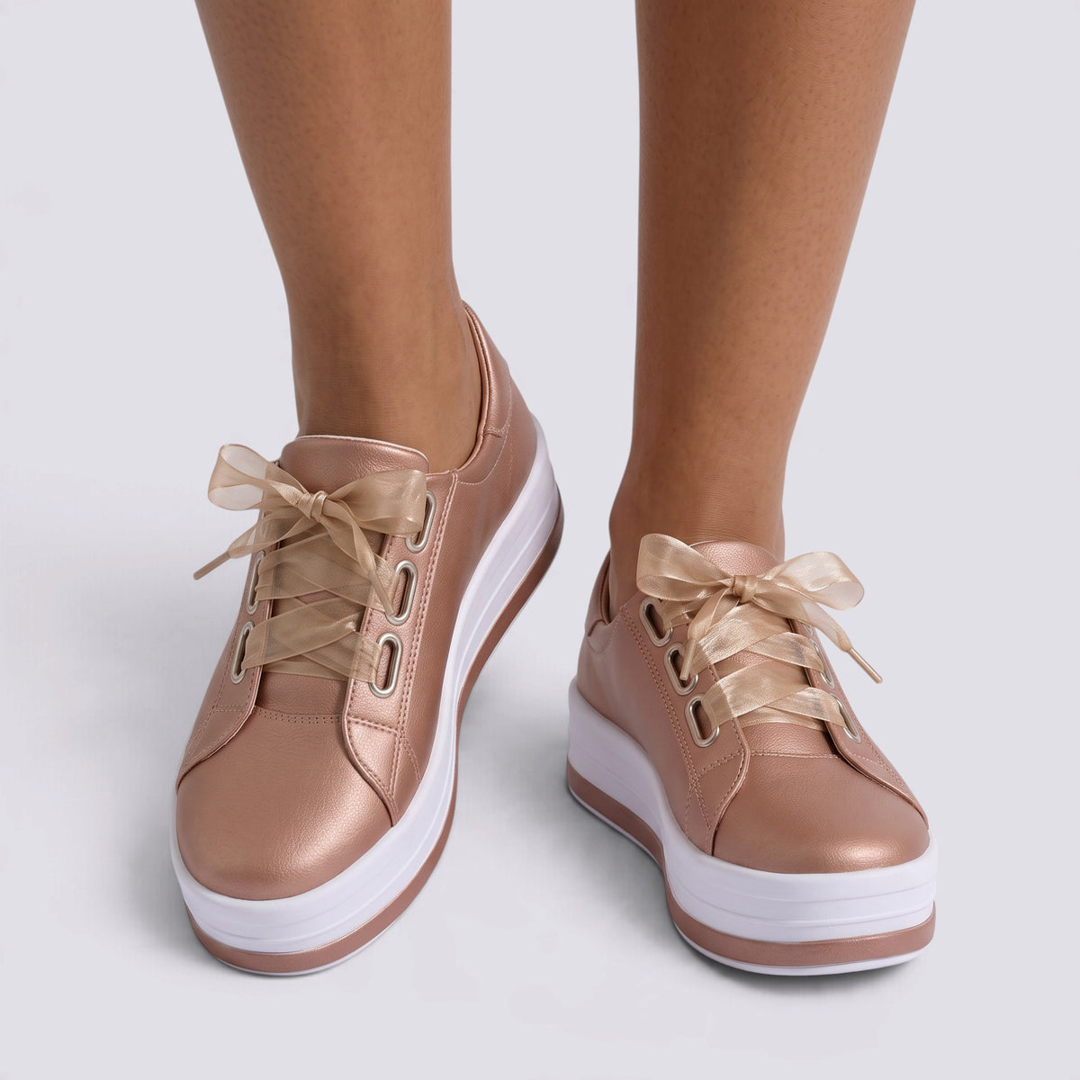 Zapatillas de plataforma de mujer en oro rosa con cordones de cinta, vista frontal
