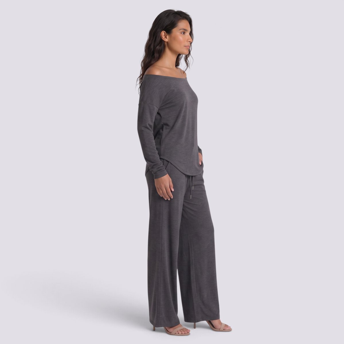 Conjunto Mujer Camiseta Hombros Descubiertos y Pantalón Ancho Gris Oscuro vista lateral