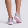 Zapatillas deportivas mujer de malla con cuña baja en gris con cordones rosa, vista trasera
