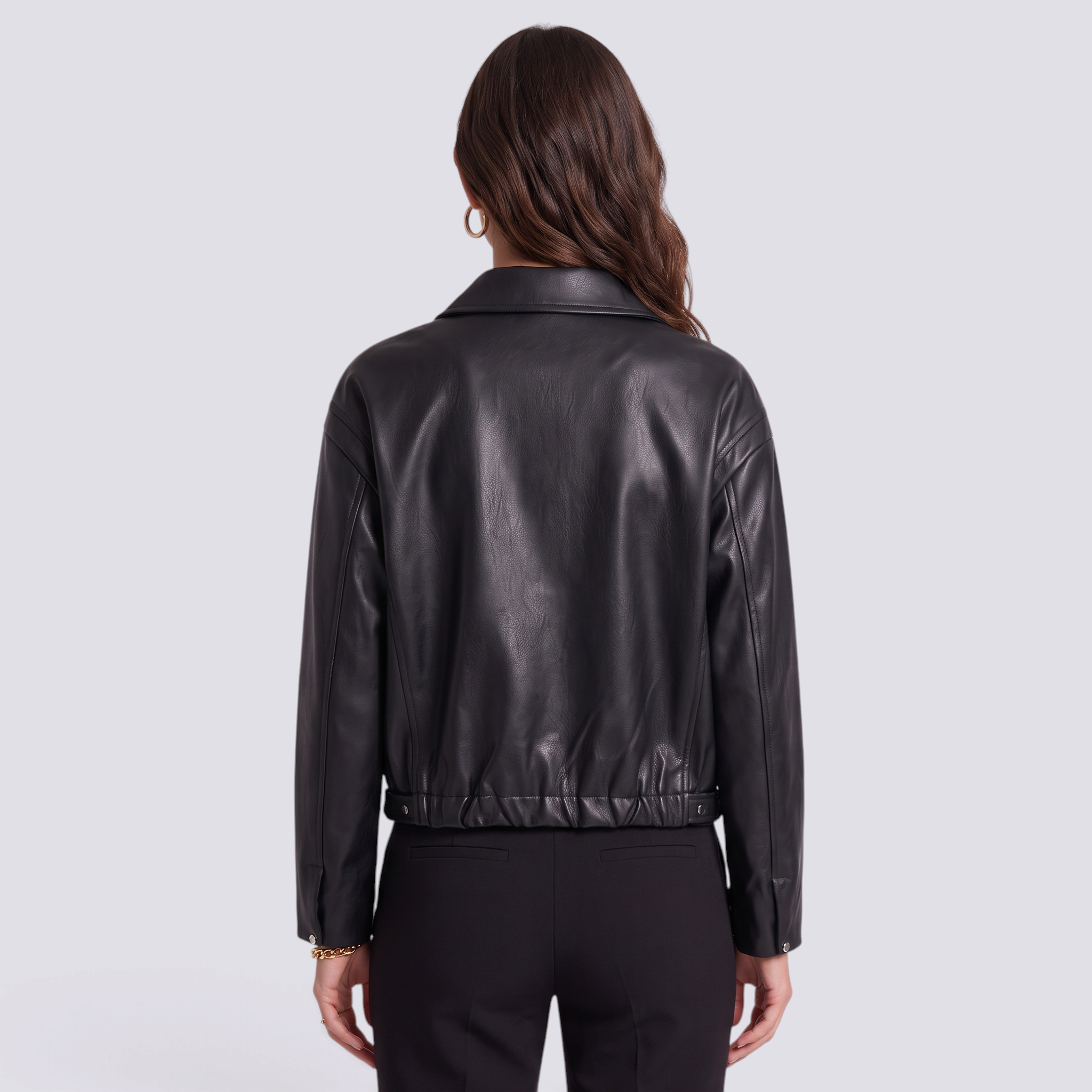 Cazadora mujer efecto piel negra con cuello camisero, vista trasera