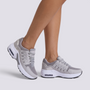 Zapatillas deportivas chunky mujer grises con suela de plataforma y paneles calados, vista lateral