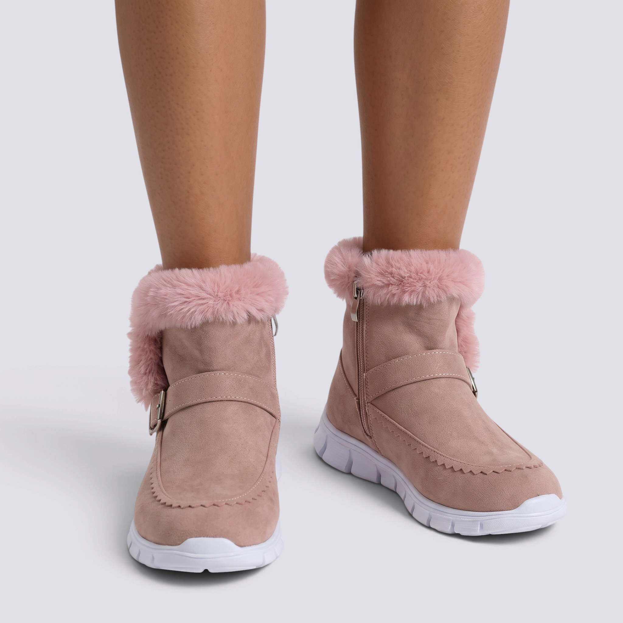 Botines mujer de pelo efecto ante con hebilla en rosa, vista frontal