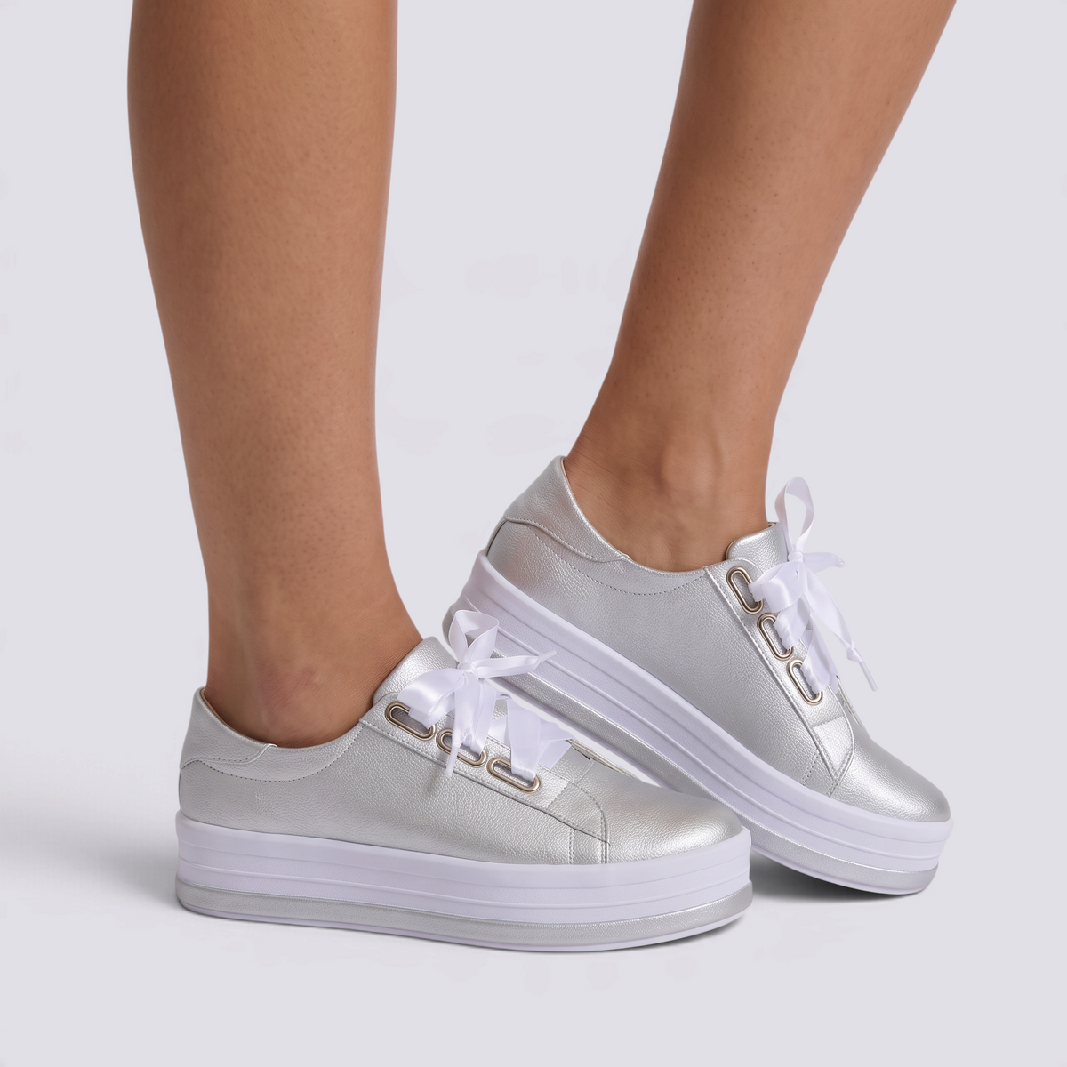 Zapatillas de plataforma de mujer plateadas con cordones de cinta, vista lateral