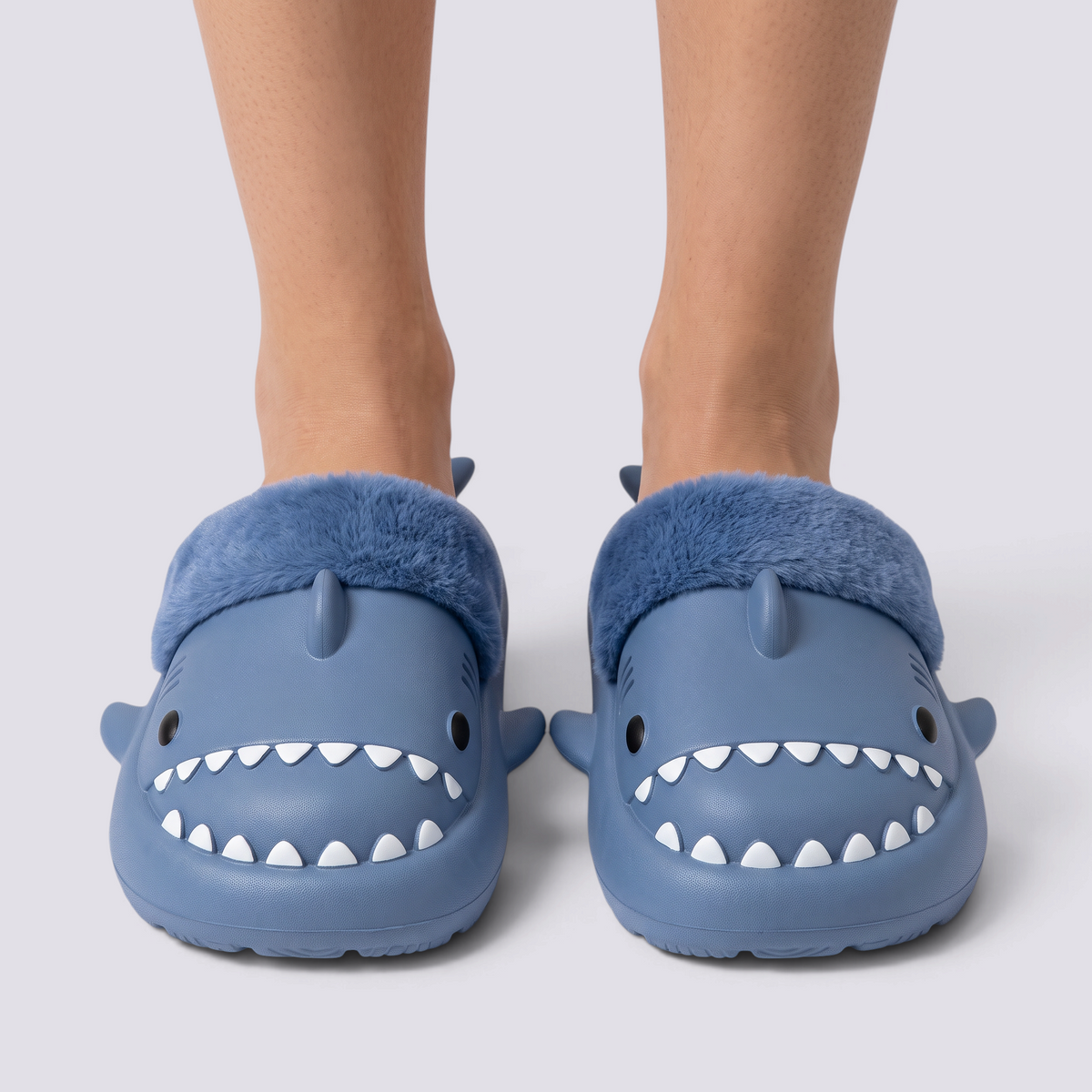 Zapatillas de casa mujer tiburón azul grisáceo con forro de peluche extraíble, vista frontal