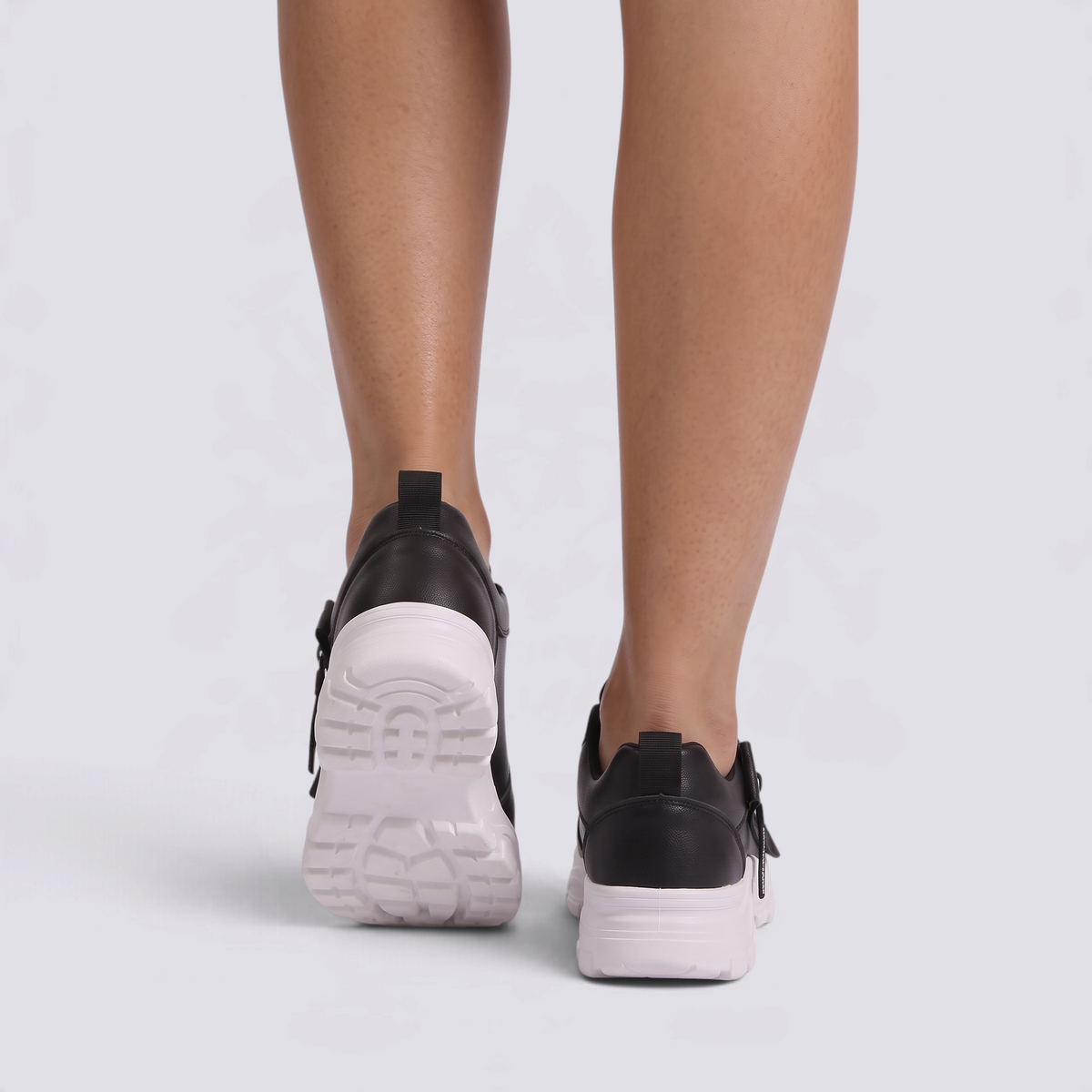 Zapatillas deportivas de mujer con plataforma y cremallera en negro, vista trasera