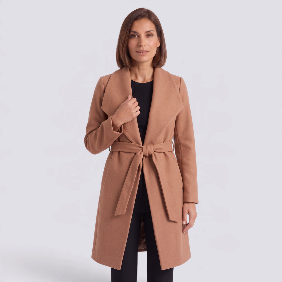 Abrigo largo de mujer estilo batín con solapa ancha y cinturón en color camel, vista frontal