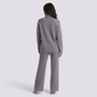 Conjunto de jersey de cuello alto con cremallera y pantalón ancho de punto gris, vista trasera