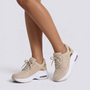 Zapatillas deportivas chunky mujer champán con suela de plataforma y paneles calados, vista frontal