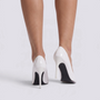 Zapatos de salón mujer tacón aguja efecto charol en color blanco, vista trasera