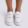 Zapatillas mujer blancas con plataforma, ribete dorado y cadenas doradas, vista frontal