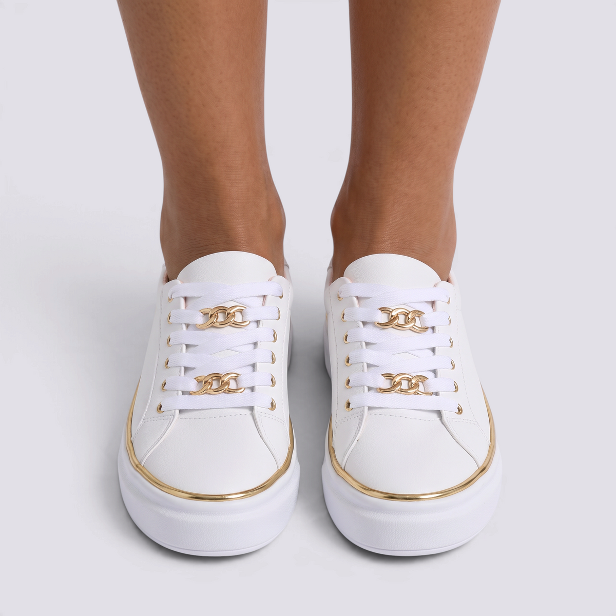 Zapatillas mujer blancas con plataforma, ribete dorado y cadenas doradas, vista frontal