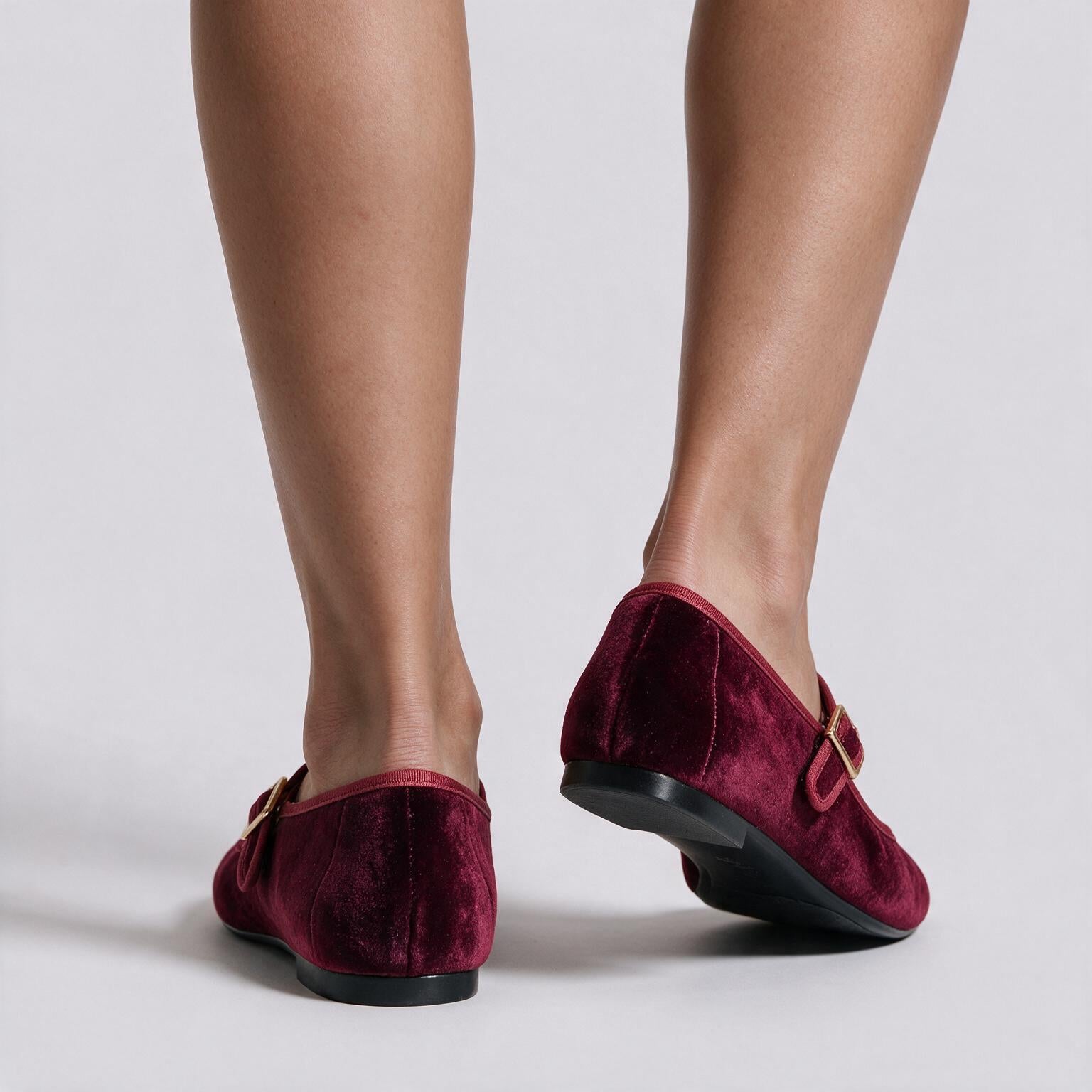 Bailarinas de terciopelo rojo oscuro con hebilla, vista trasera