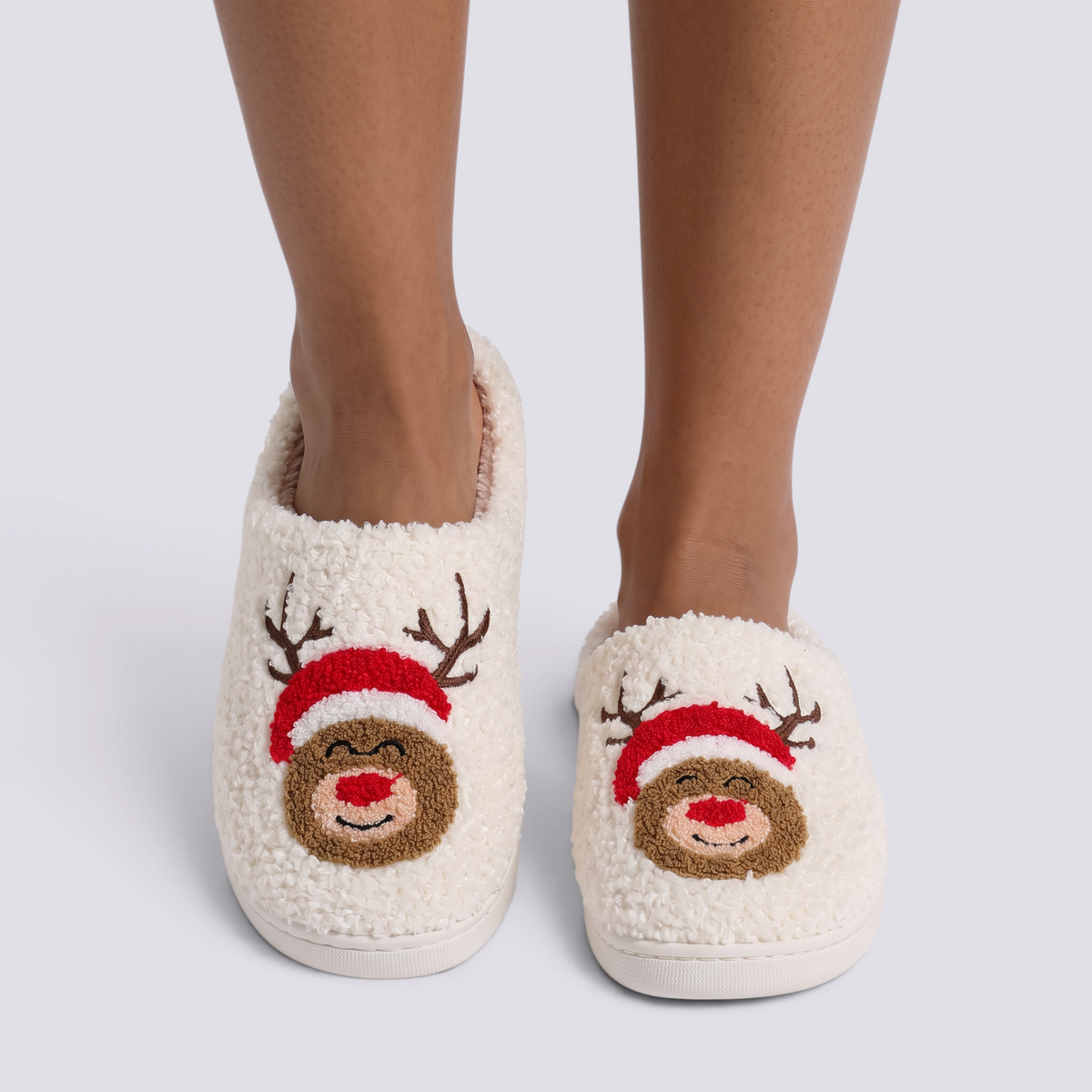 Zapatillas de casa mujer borreguito con motivo de reno con gorro de Papá Noel, vista frontal