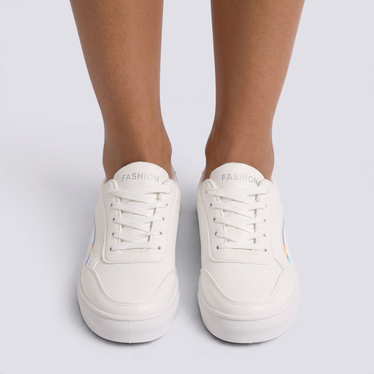 Zapatillas mujer casual con franja metalizada en color Blanco Plateado, vista frontal