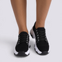 Zapatillas deportivas de mujer negras con suela ondulada y cordones, vista frontal